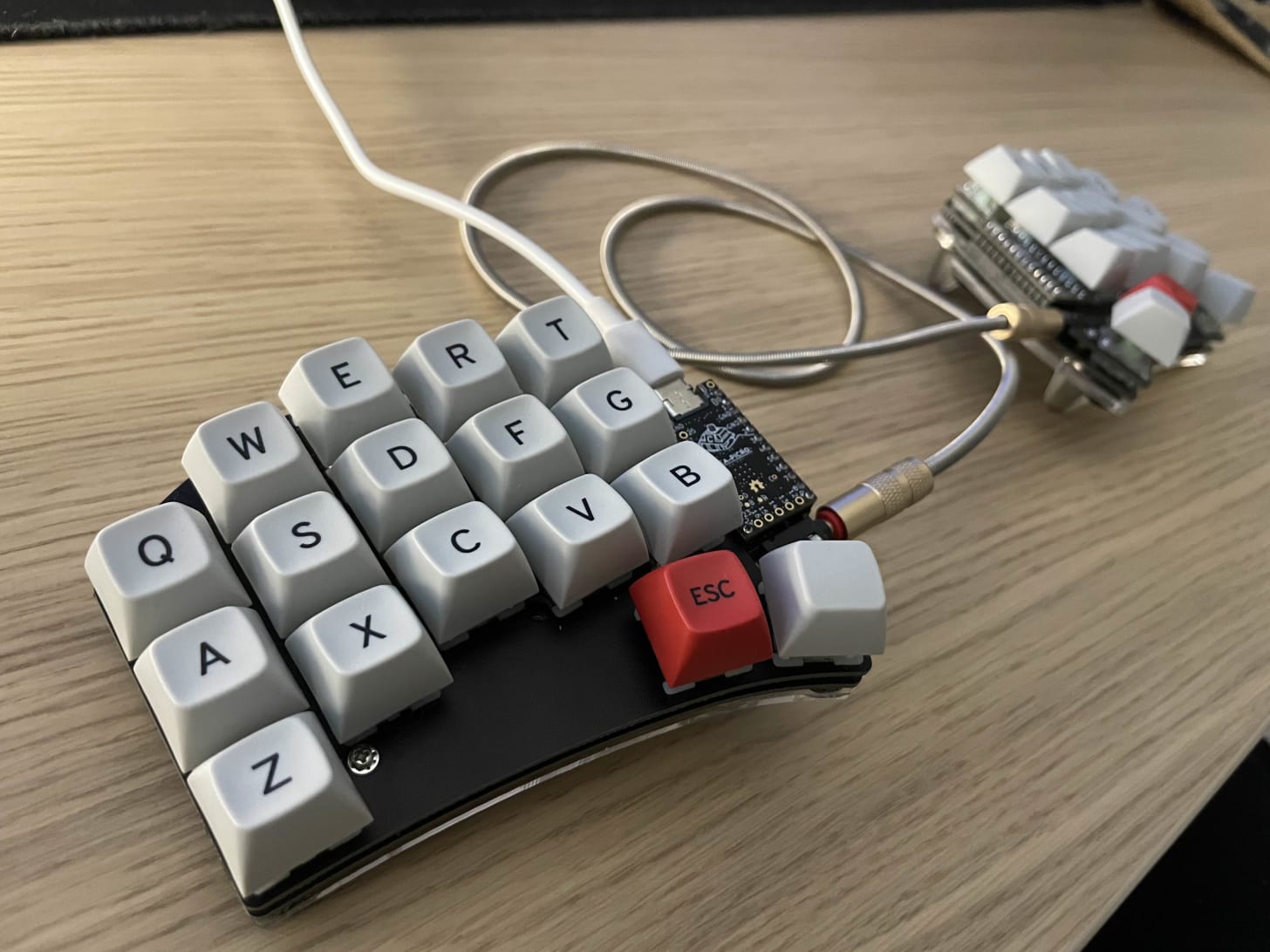 Split keyboard on desk